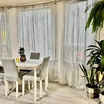 Seattle Home With 2 Bedrooms A King Bed Queen Bed And An Extra Sofa Bed Located 10 Minutes From Seatac Airport And 20 Minutes From Downtown